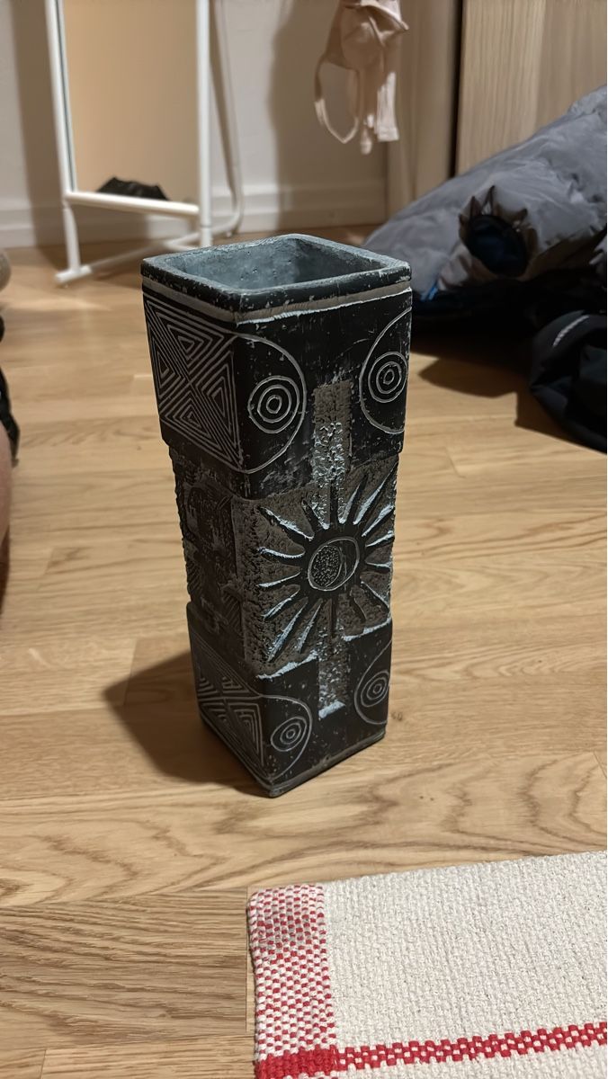 Vase & Récipients: Decorative square vase black grey acceptable condition – D'occasion à Basel par mai_q5gs