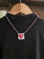 Handgefertigte Halskette aus Beads mit Herz-Anhänger