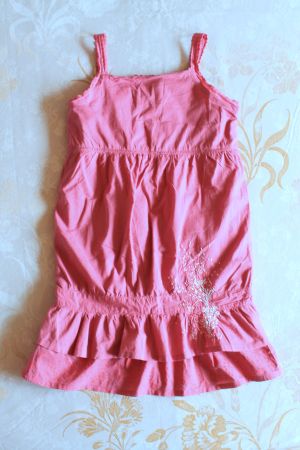 schönes KLEID mit Sickerei & Stufen  134  Neu!