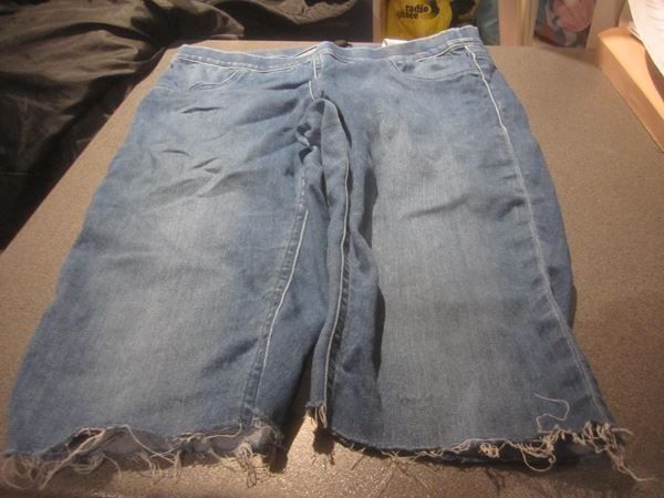 H&M Jeans: Jeans Grösse 42, H&M, dunkelblau – D'occasion à Zürich par Motzkuh