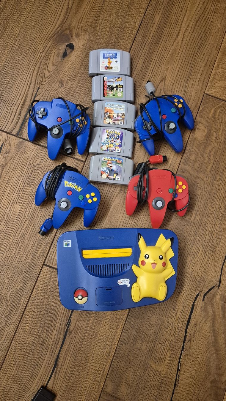 Nintendo Konsolen: Nintendo 64 Pikachu Edition Konsole mit Spielen & Controller – Gebraucht aus Busswil TG von one123