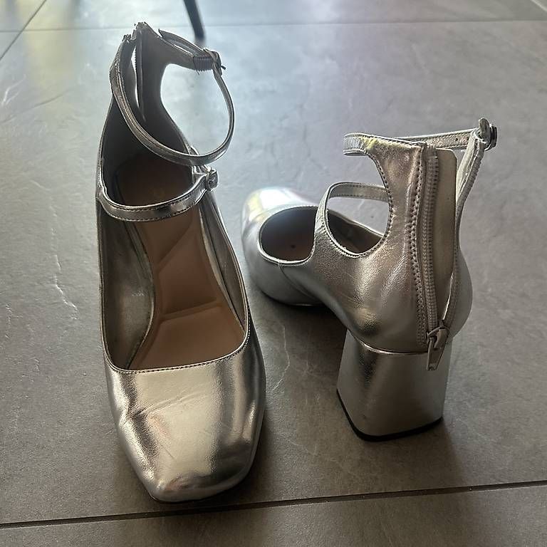 Chaussures femmes: Soulier escarpins argentés P. 39 – D'occasion à La Chaux-de-fonds par ccjp 1