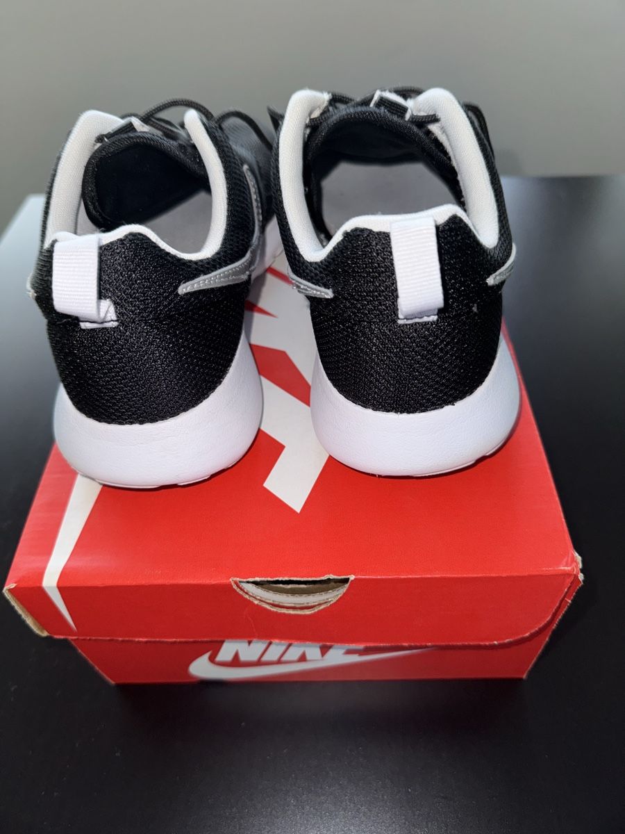 Nike Herrenschuhe: Nike Roshe One, Schwarz/Weiss, Grösse 39 – Neu (gemäss Beschreibung) aus Zürich von Jen10 9