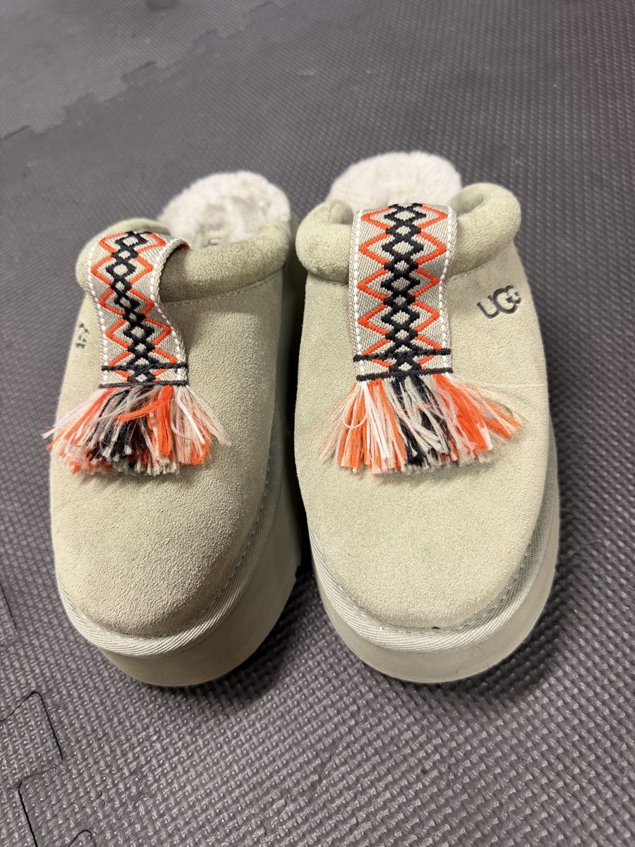 Ugg Chaussures femmes: Ugg Hausschuhe Damen Grösse 36 neu – Neuf (Voir description) à Kilchberg ZH par Nickinacki79
