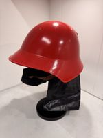 Vintage Feuerwehrhelm, Rot, mit Nackenschutz.