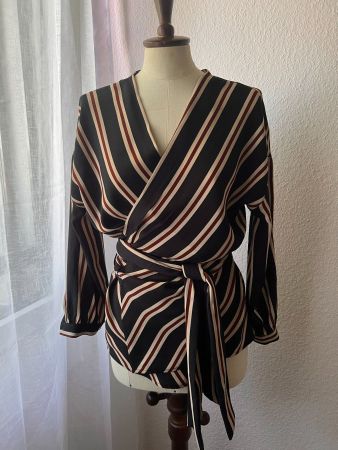 attraktive Wickelbluse, feste Qualität, rot-blau-beige Gr.S