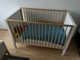 Babybett Holz & weiss / 120 x 60 cm / Matratze neuwertig!