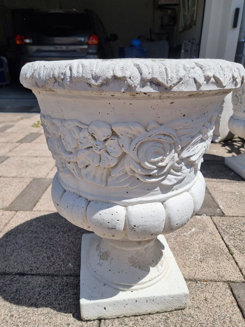 Vasi per fiori: Pflanzkübel Steinguss gross 2 – Usato da Balzers venduto da Homeandgarden 1