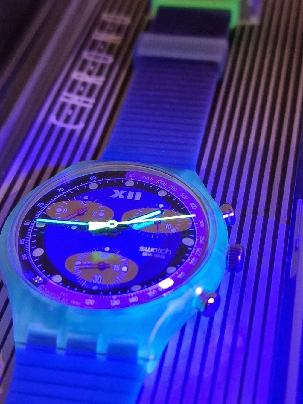 Swatch Uhren: Swatch. Ref. SCK 101 "Blue Chip" 38mm – Neu und originalverpackt aus Bülach von