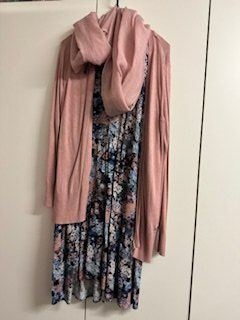Kleid mit Strickjacke und Schal 38