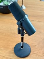 Shure SM7B mit einfachem Ständer