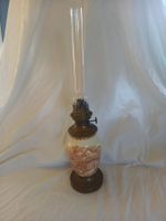 Lampe à pétrole ancienne en porcelaine et laiton avec décor