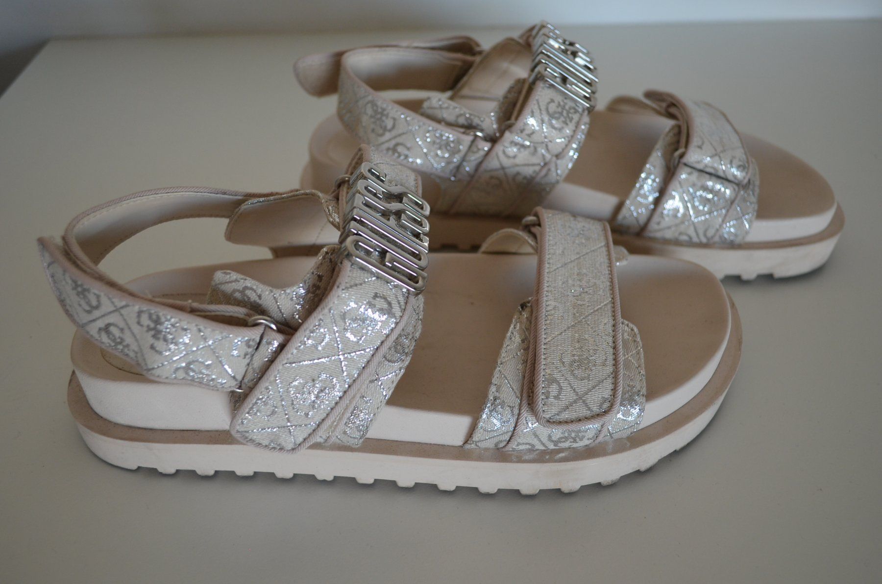 Guess Damenschuhe: GUESS Plateau-Sandale – Gebraucht aus Locarno von DarjaRonco