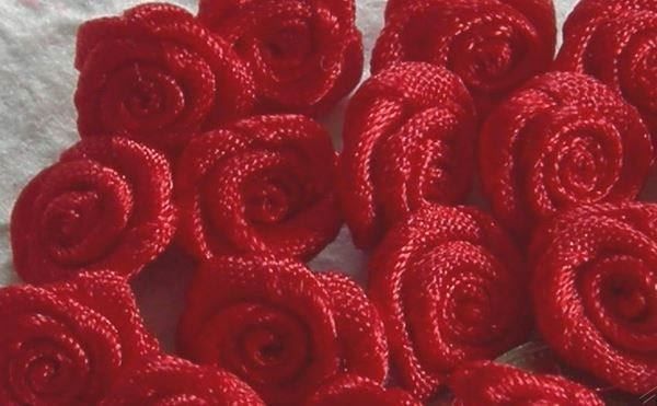 Teller: 10 mini roses satin 1cm ROUGE – Neu und originalverpackt aus St-Imier von goodber