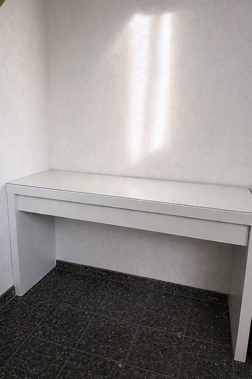 Scrivanie: Ikea MALM Schreibtisch/Schminktisch/Ablagetisch – Usato da Gettnau venduto da svnnja