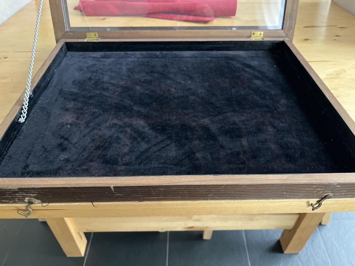 Vetrine: Holz Vitrine Vintage mit Samt Innenfutter – Usato da Neuenhof venduto da Pixeline 4