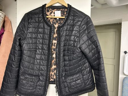 Schwarze Steppjacke Grösse 40/42  Leopardenmuster