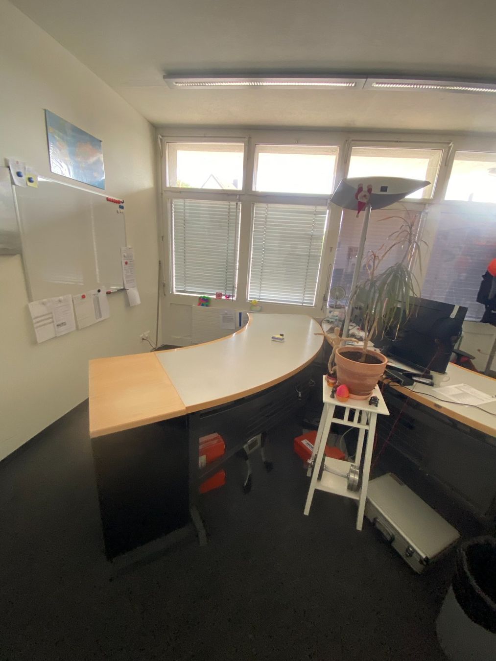 Schreibtische: Moderner Empfangstisch / Bürotisch mit grosser Arbeitsfläche – Gebraucht aus Niederuzwil von VistaDeals 1