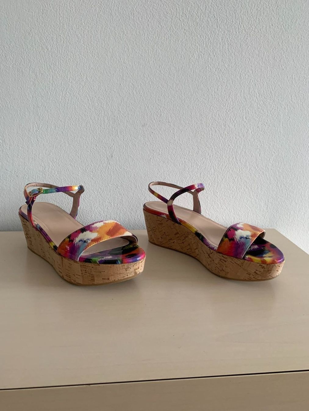Stuart Weitzman Scarpe da donna: STUART WEITZMAN: Edle florale Lackleder Sandale, 37,5 – Nuovo (secondo la descrizione) da Luzern venduto da designluzern 5