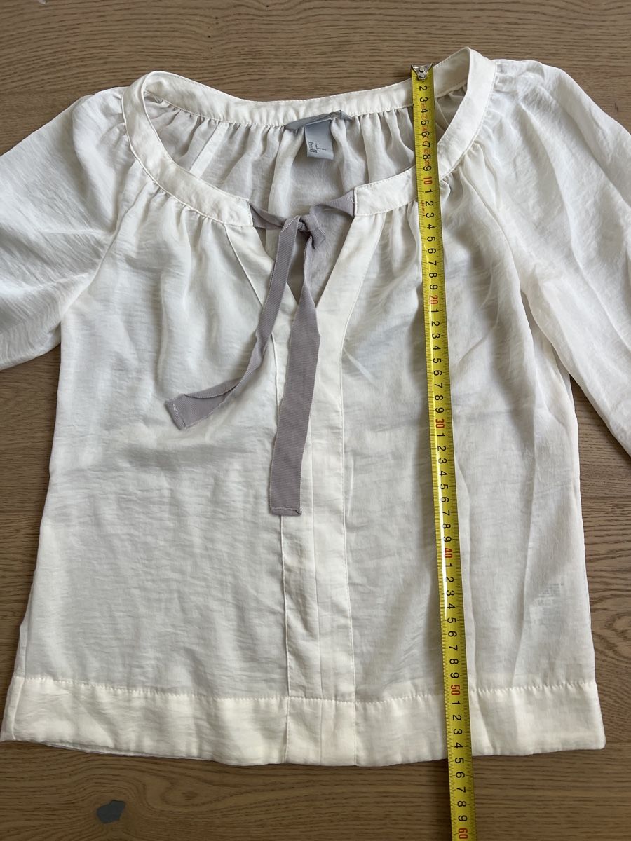 H&M Blusen: H&M Bluse, Gr. s, creme-weiss mit Schleife. Mit Fleck – Defekt aus Oensingen von SchickeDame 1