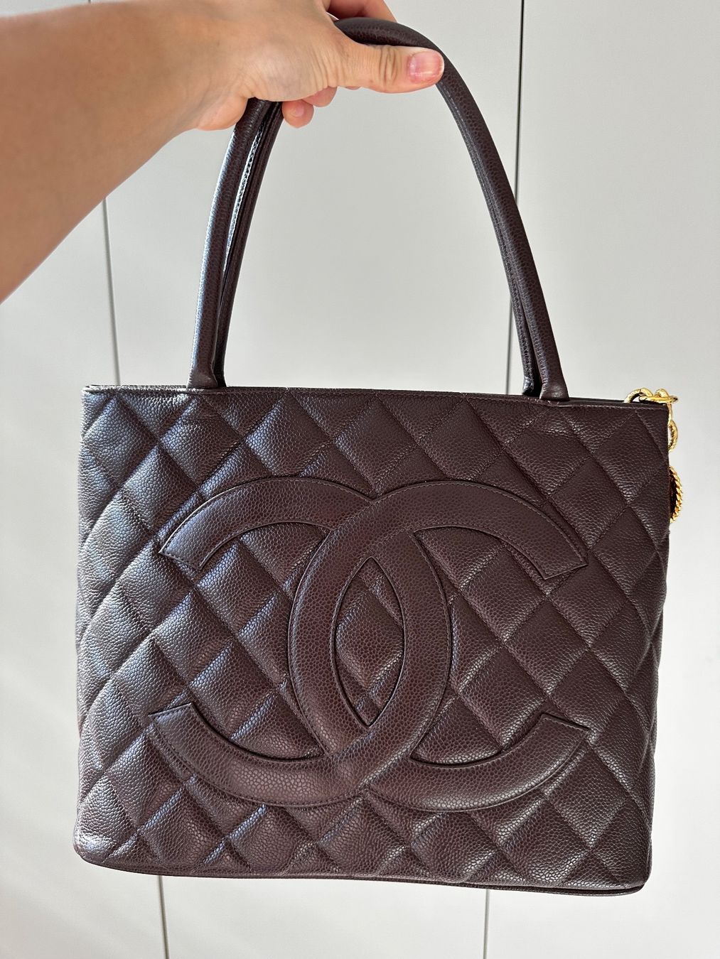 Chanel Borse da donna: Vintage impeccable Chanel Medaillon store chocolate brown – Usato da Zürich venduto da ThBaem