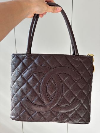 Vintage impeccable Chanel Medaillon store chocolate brown