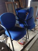 4 bequeme Stühle und 1 Tisch