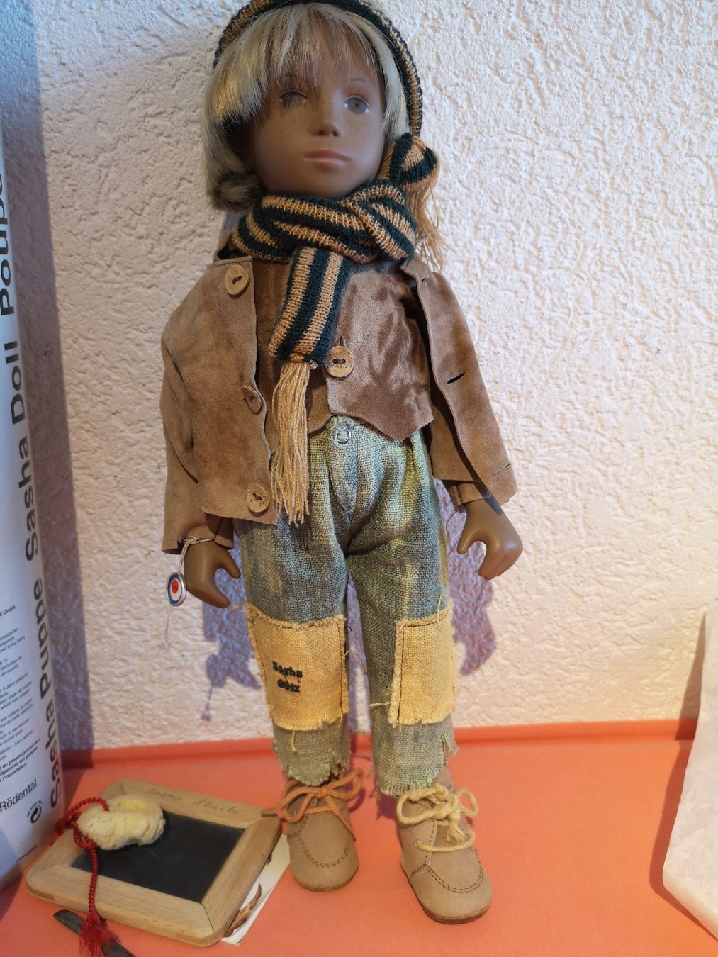 Götz Bambole: SASHA GÖTZ PUPPE GREGOR ALBERTO – Nuovo e nell'imballaggio originale da MUEHLEBERG venduto da Cocolinette 1