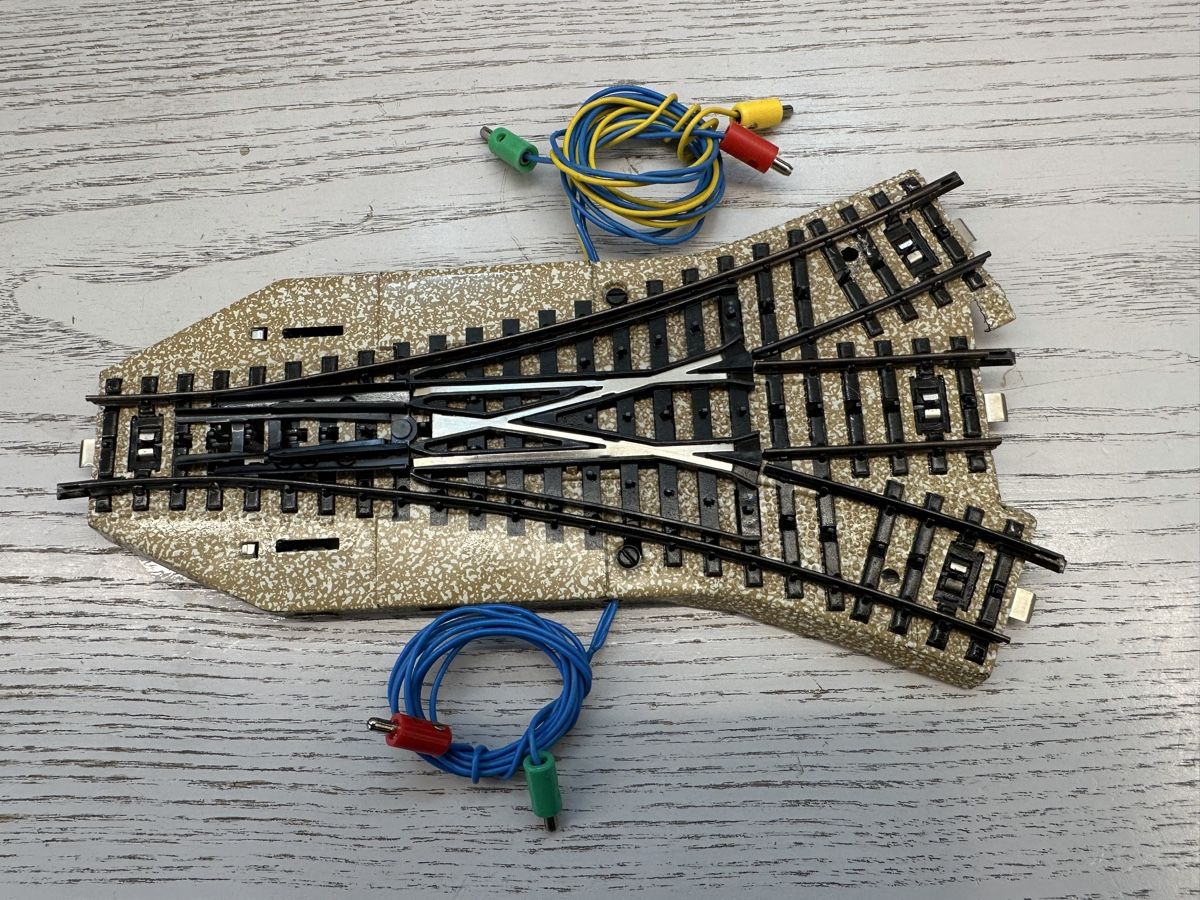 Märklin Modelleisenbahnen: Märklin 5214 Dreiwegweiche – Gebraucht aus Lupsingen von New-Haven