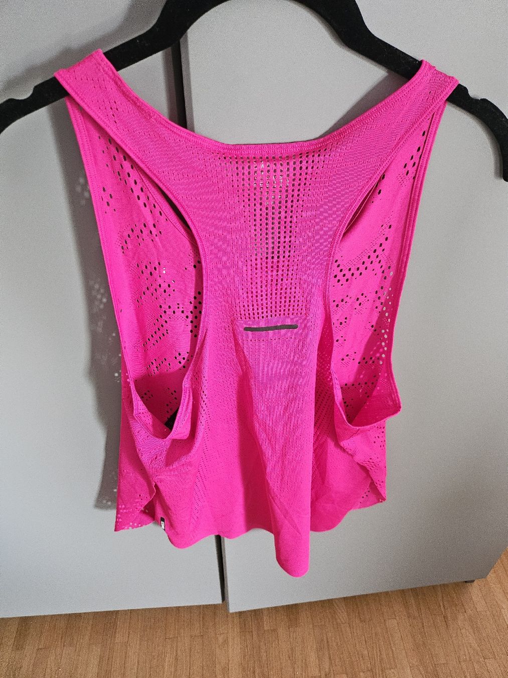 Top: Top de sport rose neuf – Nuovo e nell'imballaggio originale da La Tour-de-Peilz venduto da mar_2r26 2
