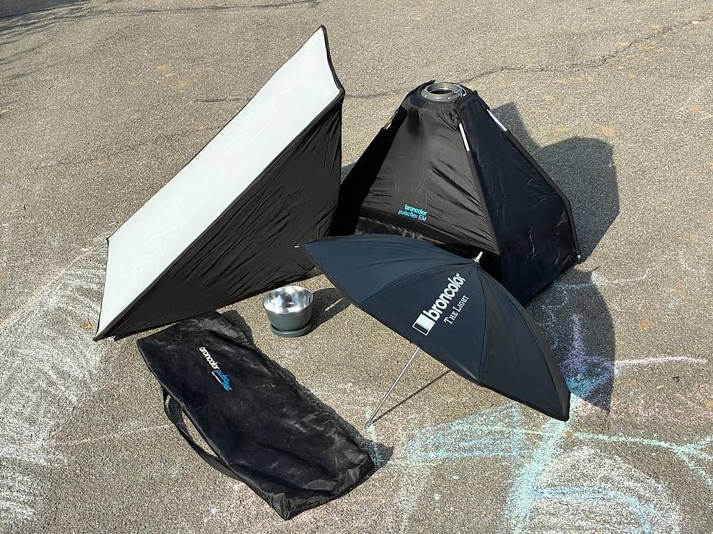Blitze: Fotoblitzanlage von Broncolor - Softbox und Schirm – Gebraucht aus Wichtrach von badann 1