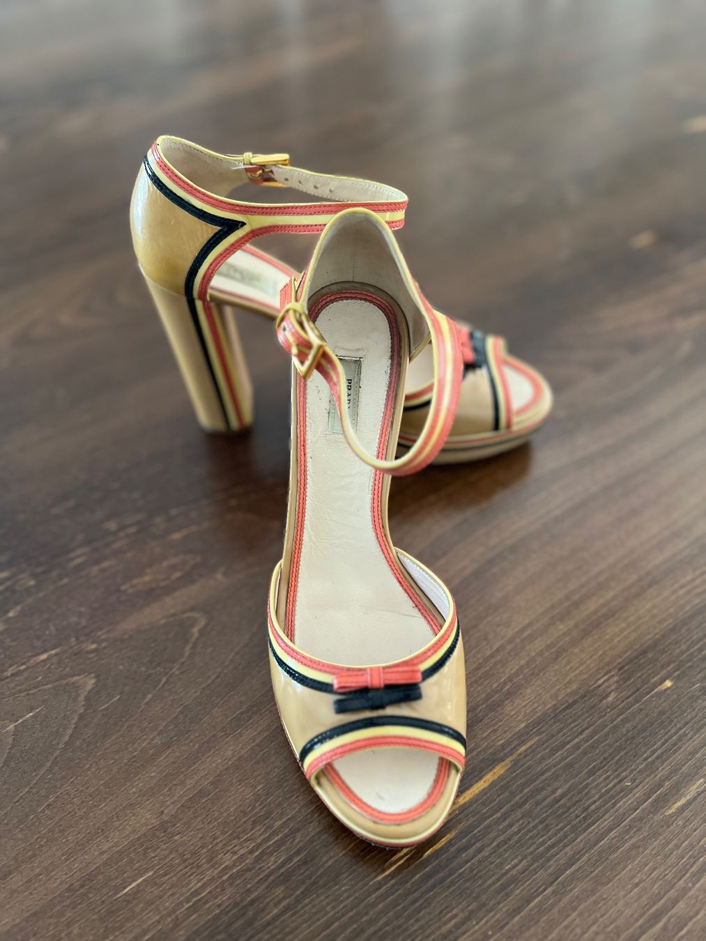 Prada Scarpe da donna: Prada - Sandalen Lackleder beige Gr. 39,5 – Usato da Ebmatingen venduto da Mistelu 1