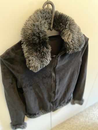 Jacke mit Pelzkragen und Bund