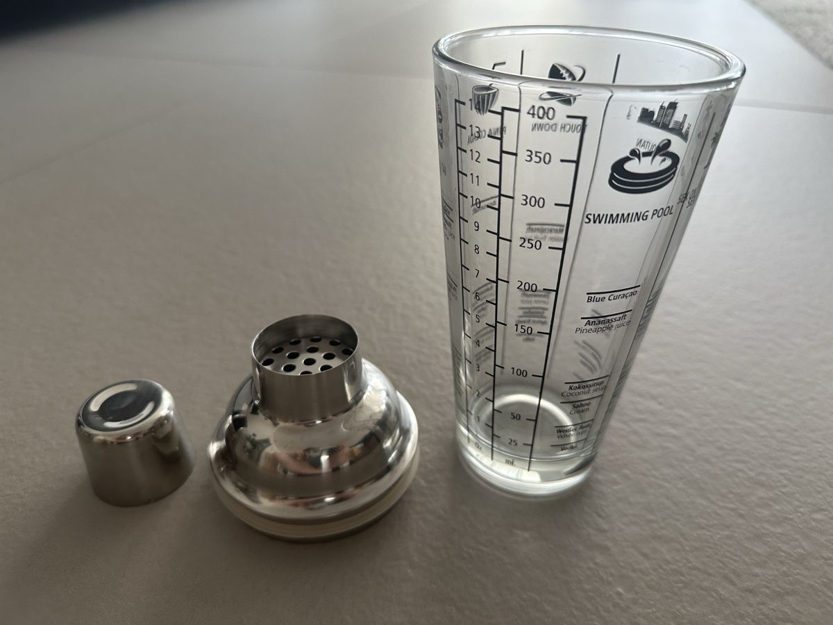 Küchengeräte: Cocktail-Shaker-Set mit Messbecher und Rezepten – Gebraucht aus Berg SG von tob_5gnj