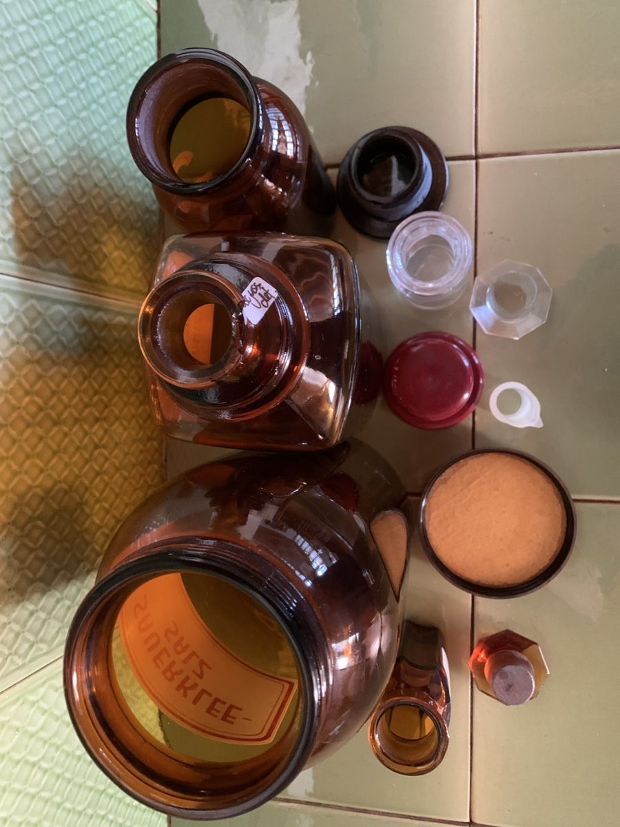 Matériel de laboratoire: 5  verschiedene Apothekerflaschen  – D'occasion à Egg b. Zürich par ohtannenbaum 2