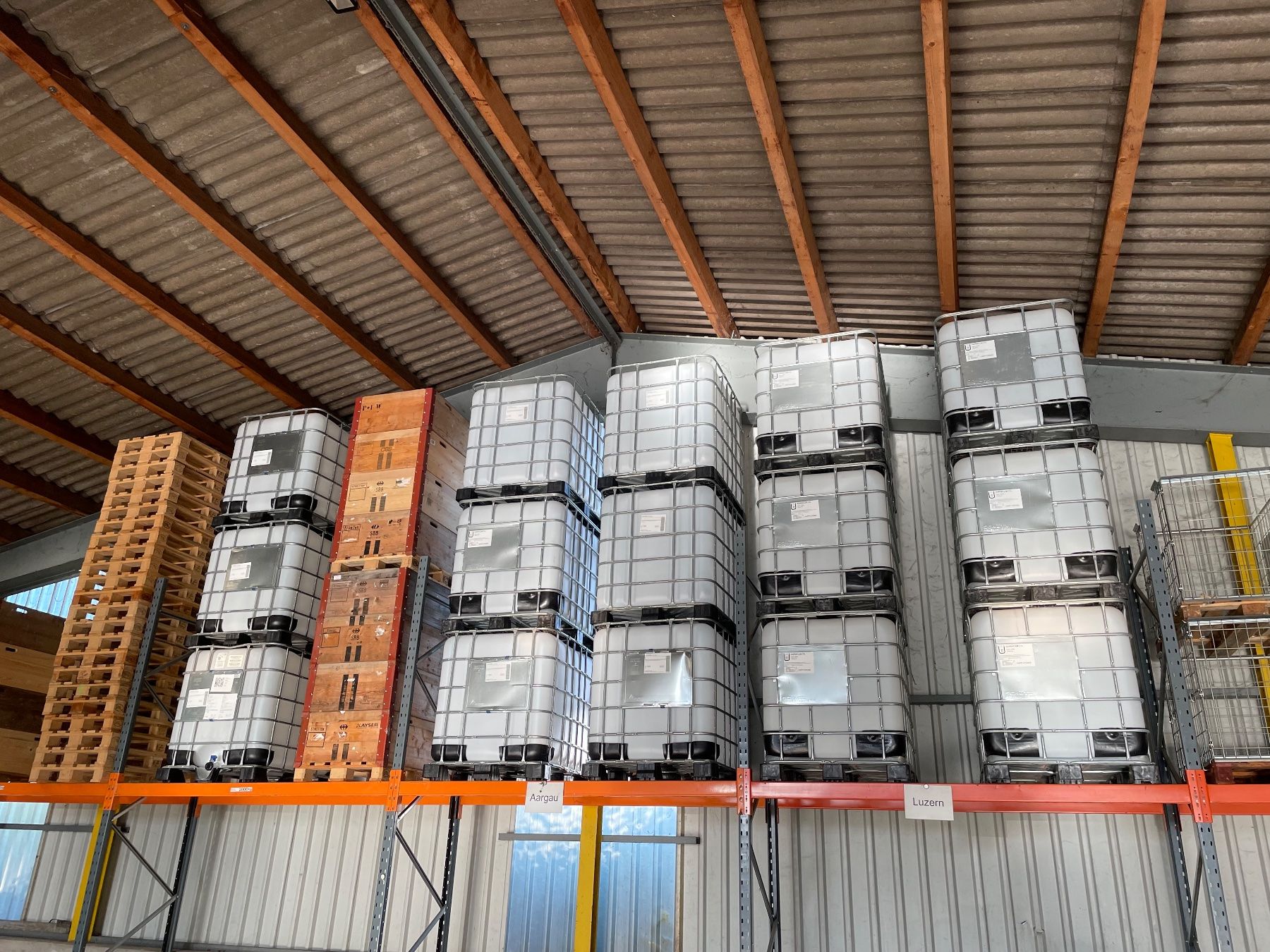 Abreuvoirs & Auges: IBC‘s / 1‘000 Regenwassertank – D'occasion à Felben Wellhausen par Greuter 1