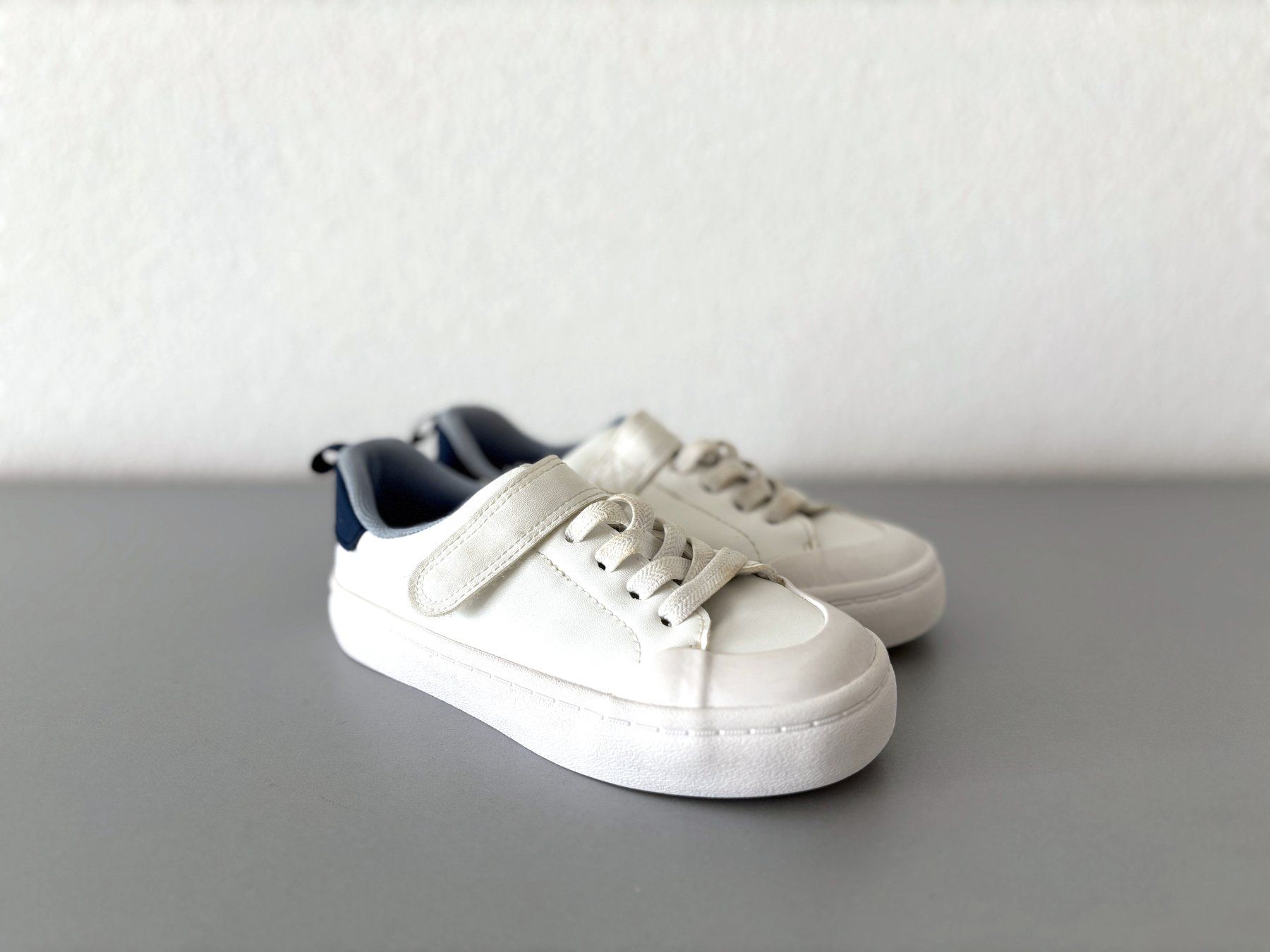 Scarpe per ragazzi: Kinder Schuhe Sneakers weiss Gr.28 – Usato da Holzhäusern ZG venduto da paula_w