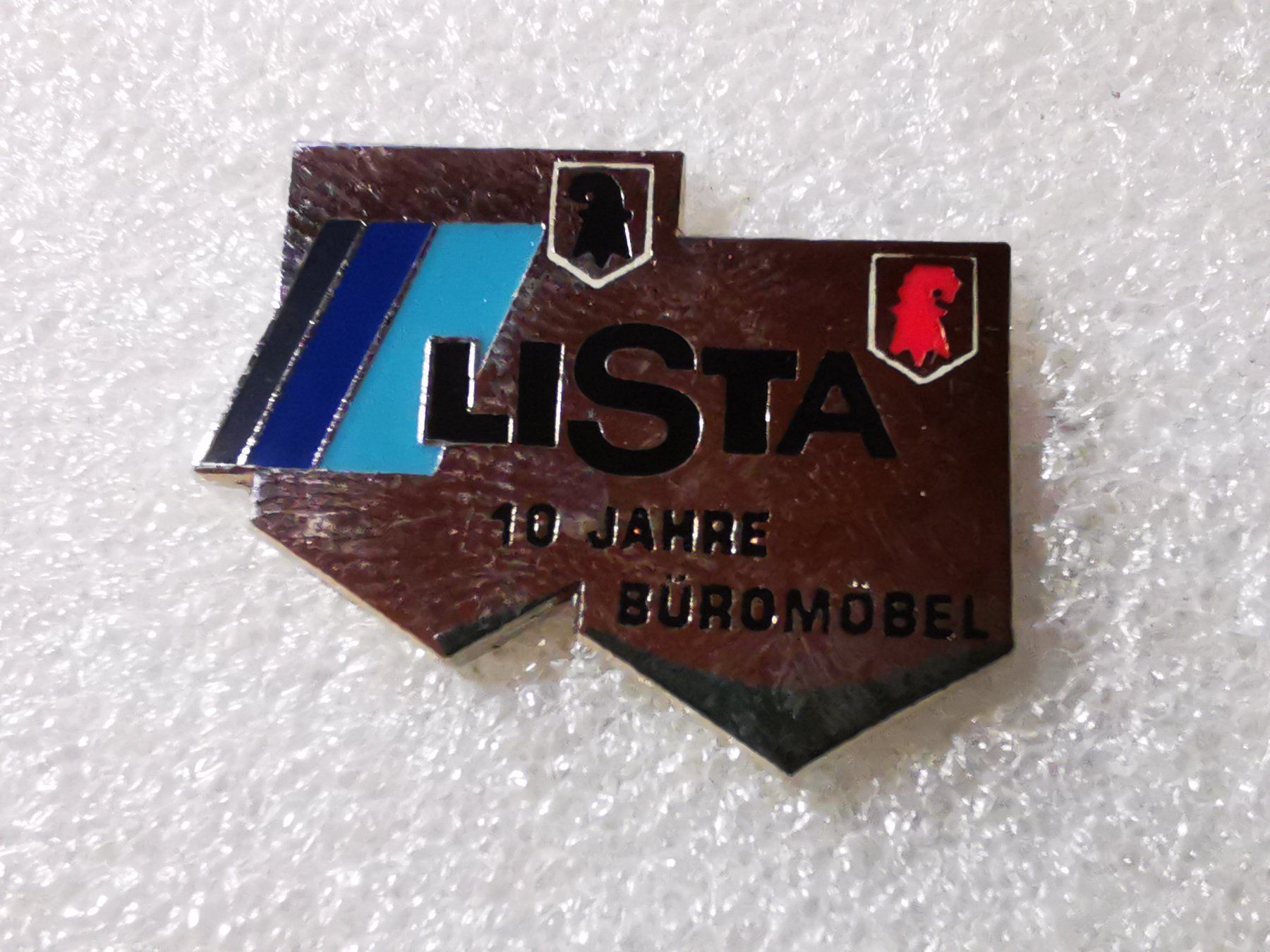 Placchette & Badge: Ansteckpin 131: Lisia – Usato da Oppligen venduto da Pin-Fall-Shop