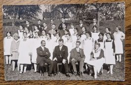 Wer kann Bild mit Personengruppe in seine Familie einordnen?