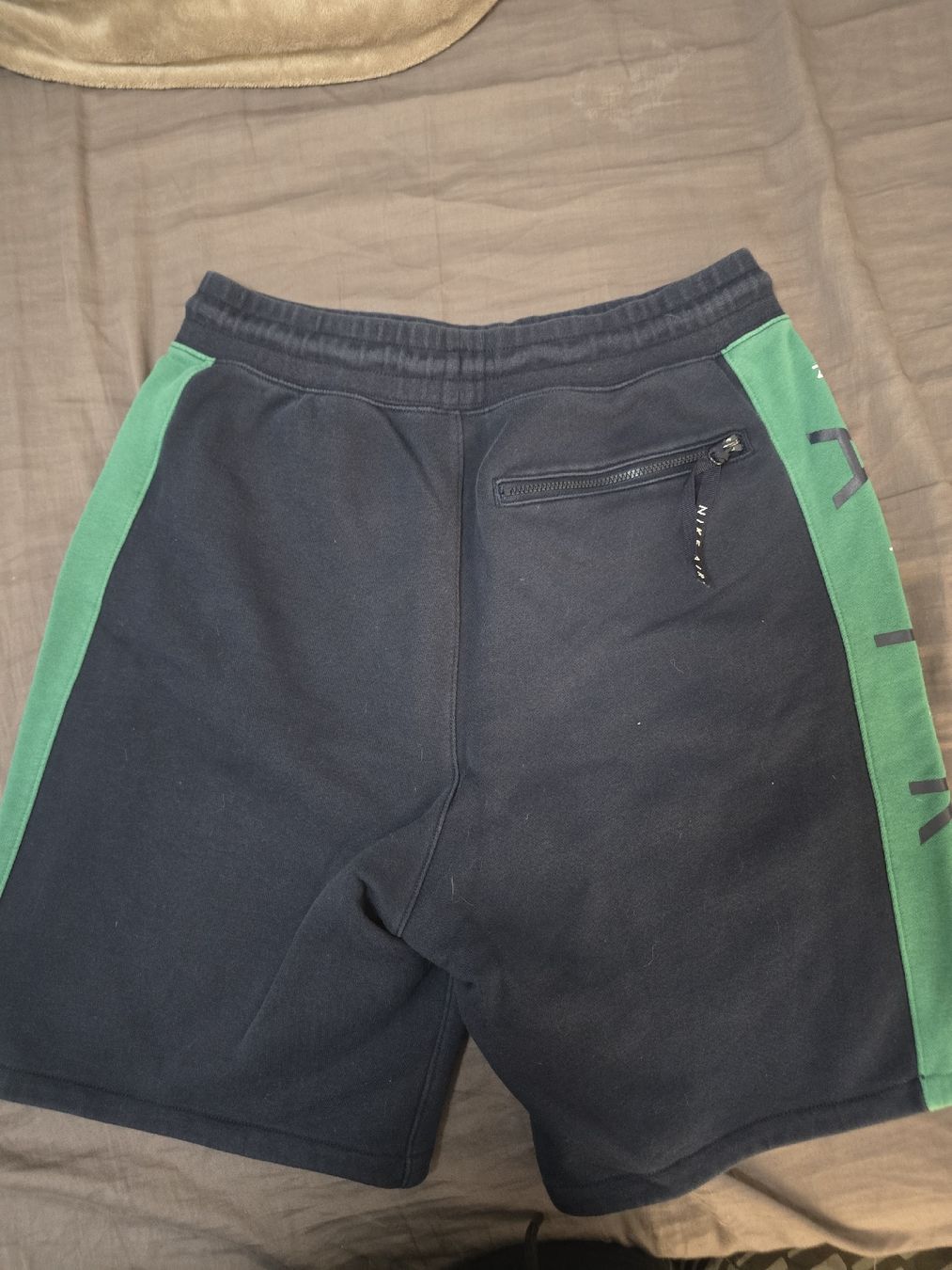 Nike Hosen: Short Nike Air noir/vert - Taille M – Gebraucht aus Mont-sur-Lausanne von Didinho 1