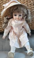 Süsse HABENE Porzellanpuppe mit Strohhut und rosa Kleidchen