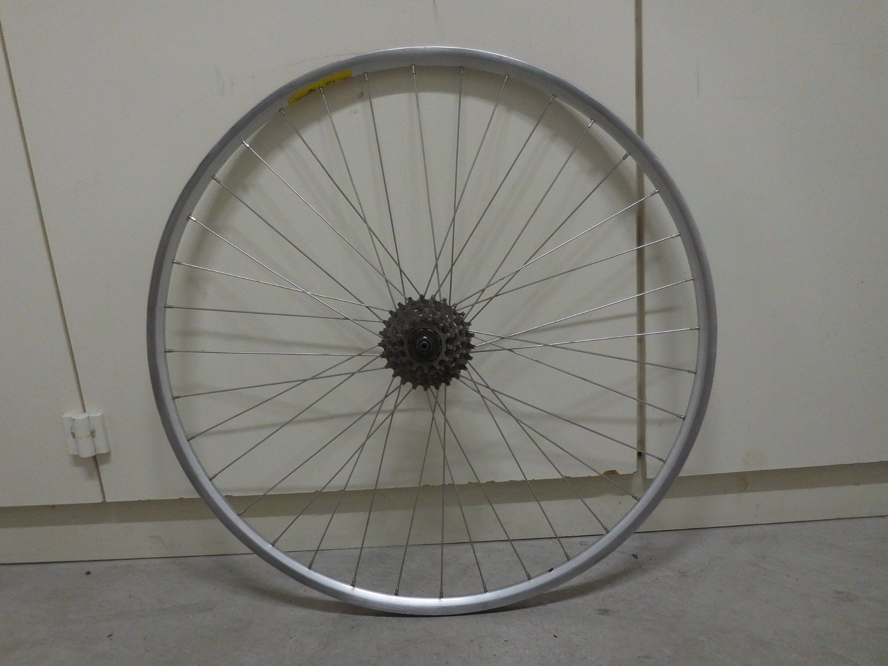 Pneumatici & Ruote complete: Rennvelo Hinterrad 28″ – Usato da Zürich venduto da Stabiliaocc