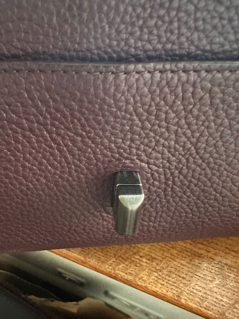 Taschen für Damen: AKRIS original Umhängetasche in Weinrot – Gebraucht aus Luzern von gwand 7