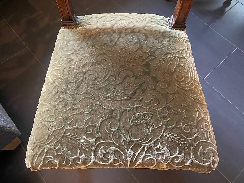 Chaises: Antike Stühle mit Löwenkopfschnitzereien – D'occasion à Bolligen par Stefanidunno 3