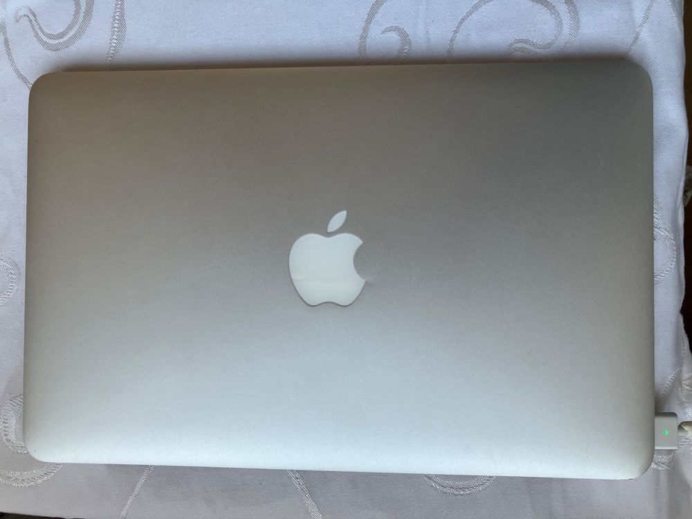 Apple Notebook: MacBook Air 4GB 120G 11” Early 2014 Intel – Usato da Bern venduto da leo_w75v