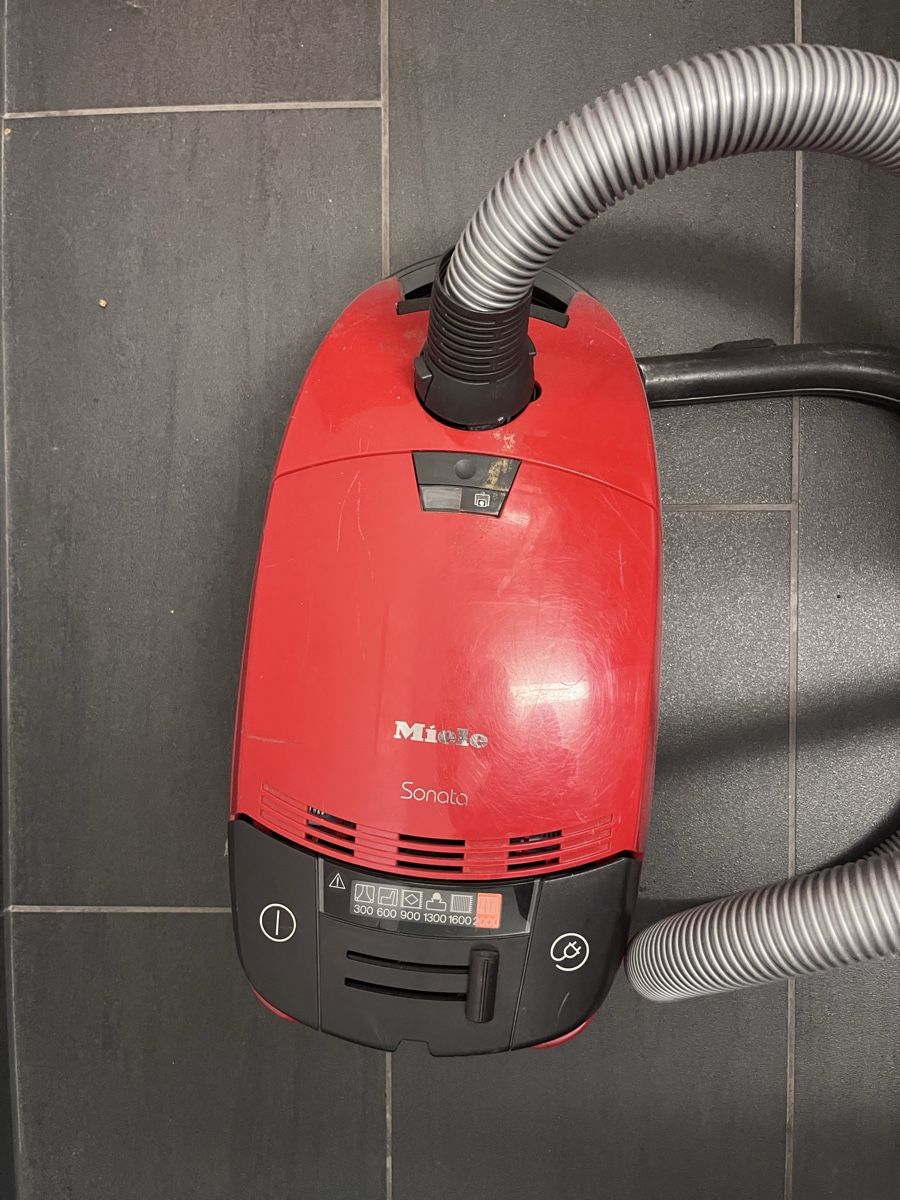 Miele Staubsauger & Zubehör: Miele Staubsauger ohne Aufsatz – Gebraucht aus Zürich von Allesmussweg-2- 1