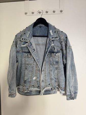 Jeansjacke mit Nieten. Grösse: S/M