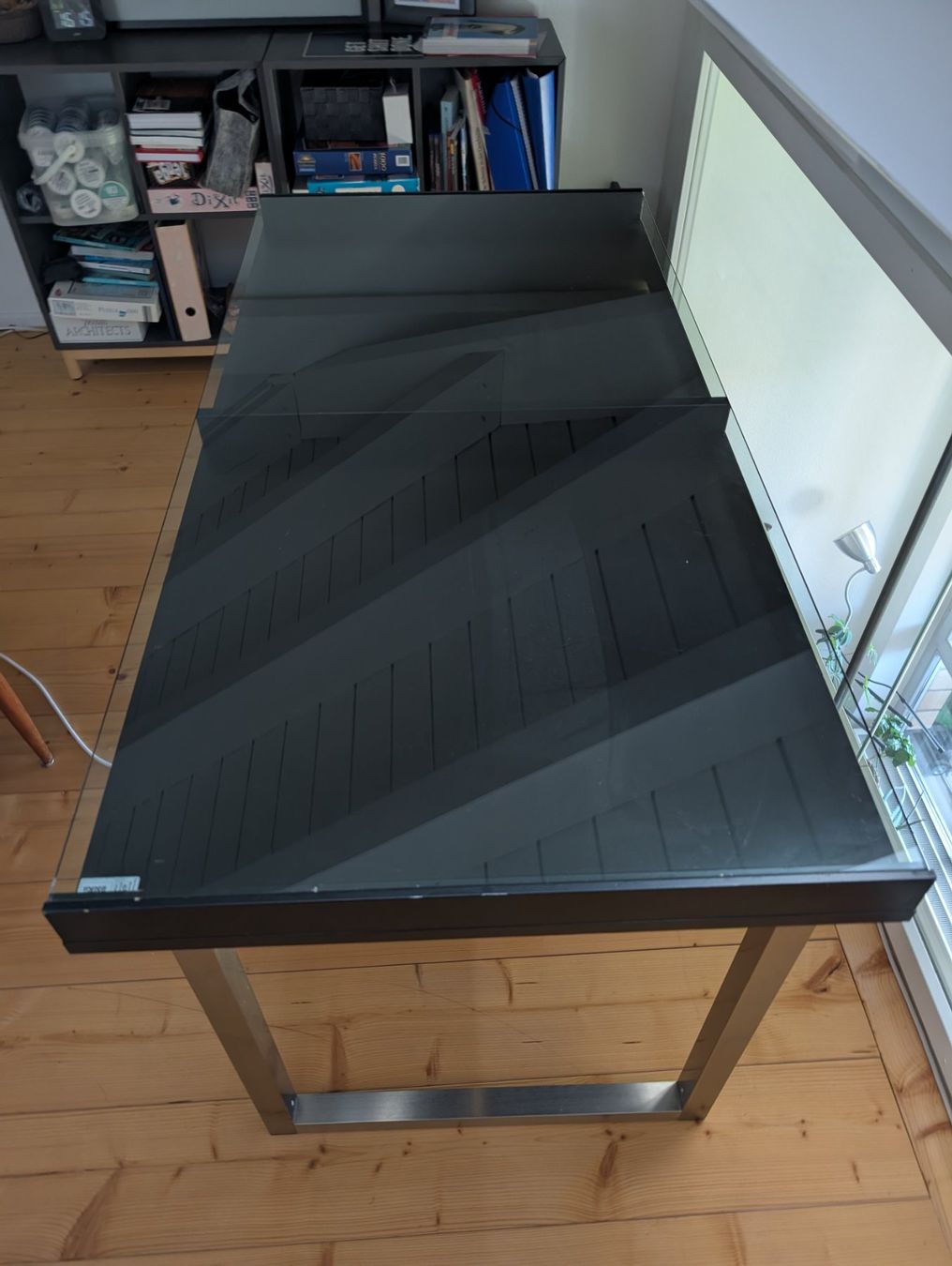 Bureaux: Schreibtisch mit Glasplatte – D'occasion à Wetzikon ZH par nin_2kq5 1