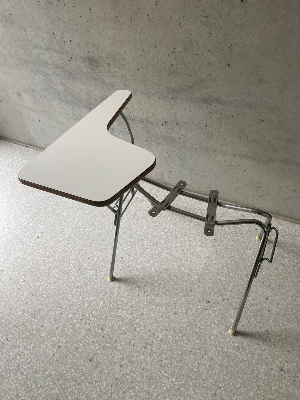 Eames Sedie: Eames Stacking Base mit Schreibplatte – Usato da ipsach venduto da Latigo 1
