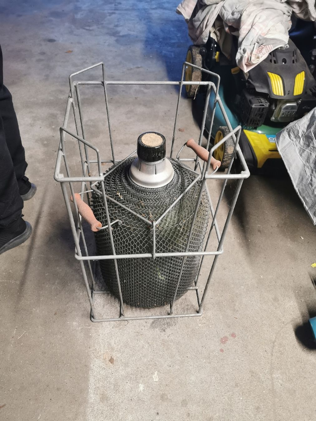 Bottiglie: Schnapsflasche im Korb – Usato da Lotzwil venduto da JEBEMI